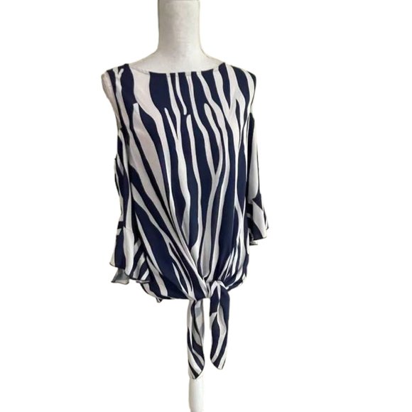 Relaxed Flowy Breezy Front Tie Cold Shoulder Summer Top - Picture 16 of 16